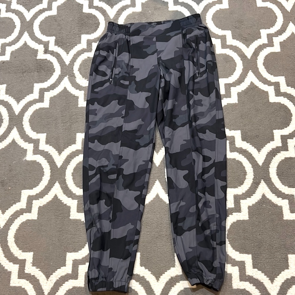 Old Navy Gray camouflage High Waisted StretchTech Joggers $35 Like new! Sz XS
